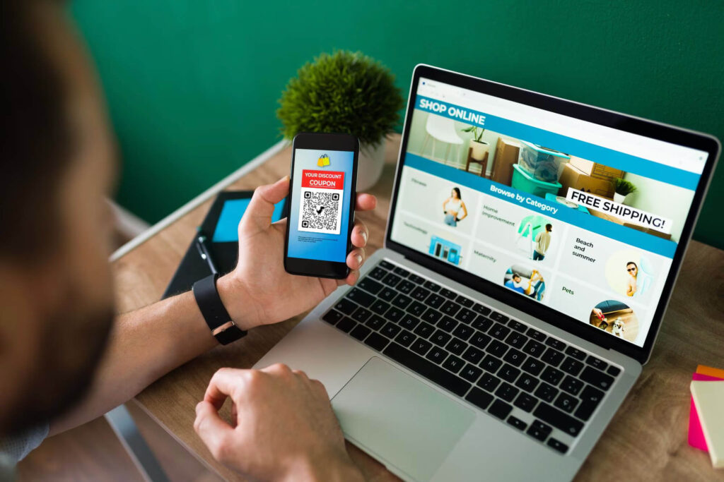 joven-usando-cupon-descuento-su-telefono-inteligente-hacer-compras-linea-computadora-portatil_ecommerce_scroll (1)