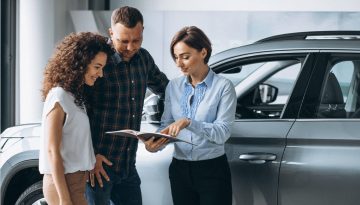 Marketing digital para concesionarias - vendedor con clientes