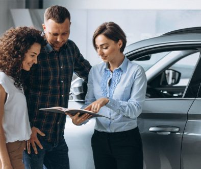 Marketing digital para concesionarias - vendedor con clientes