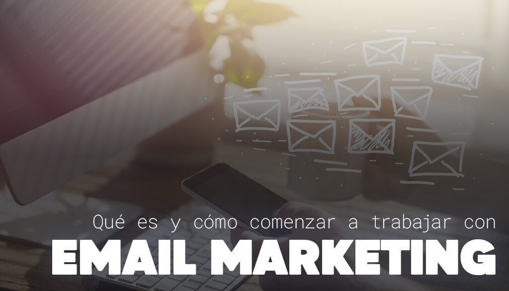 Persona revisando una campaña de email marketing en su computadora