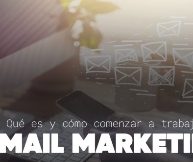 Persona revisando una campaña de email marketing en su computadora