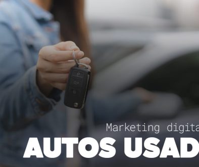 marketing digital para autos usados: vendedor entregando las llaves de su auto
