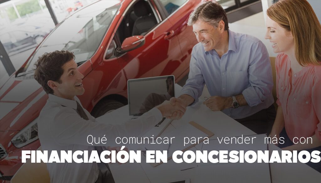 financiación de autos en concesionarias: vendedor y cliente revisando una cuota en el salón