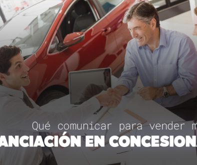 financiación de autos en concesionarias: vendedor y cliente revisando una cuota en el salón