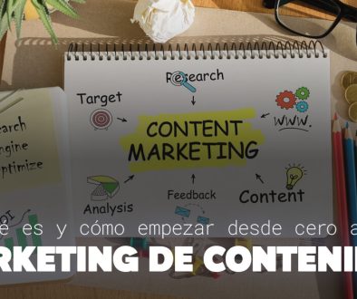 Persona planificando su marketing de contenidos en un cuaderno y una notebook