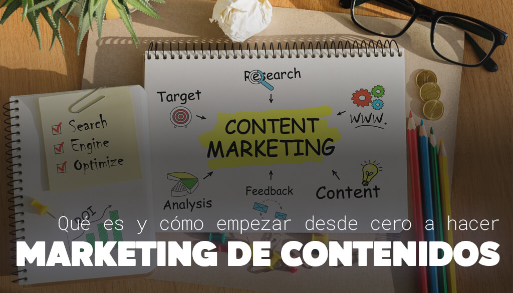 Persona planificando su marketing de contenidos en un cuaderno y una notebook